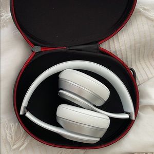 Beats solo wireless, used but like new, hardly worn, great quality.